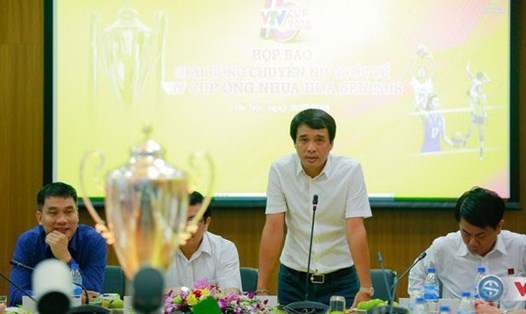 Nhà báo Phan Ngọc Tiến chủ trì buổi họp báo giới thiệu VTV Cup 2018. Ảnh: VTV 