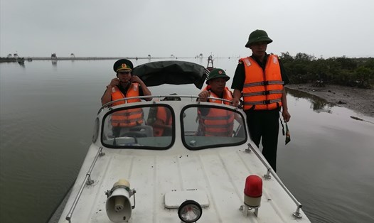 Đồn Biên phòng Quỳnh Thuận triển khai lực lượng phối hợp tìm kiếm ngư dân mất tích.
