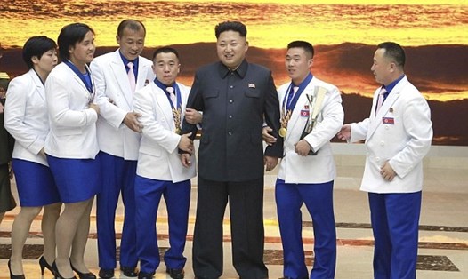Nhà lãnh đạo Kim Jong-un gặp các vận động viên Triều Tiên đoạt huy chương vàng Asian Games năm 2014. Ảnh: Reuters