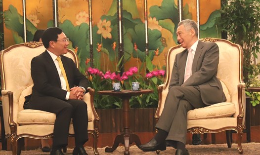 Phó Thủ tướng, Bộ trưởng Phạm Bình Minh và Thủ tướng Singapore Lý Hiển Long. Ảnh: BNG. 