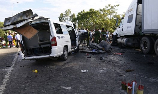 Hiện trường vụ tai nạn thảm khốc ở Quảng Nam khiến 13 người thiệt mạng. Ảnh: TL