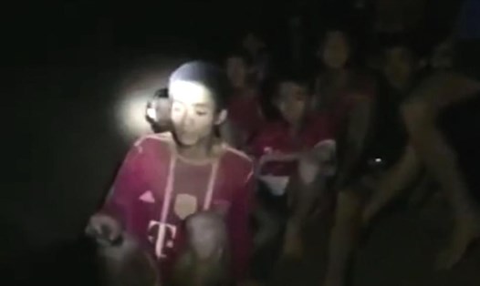 Đội bóng nhí Thái Lan được tìm thấy còn sống sau 10 ngày mắc kẹt trong hang Tham Luang. Ảnh: CNN