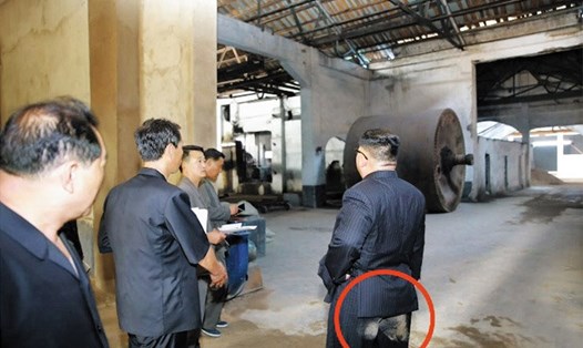 Ông Kim Jong-un với chiếc quần lấm bẩn được phát trên truyền hình Triều Tiên. Ảnh: KCTV