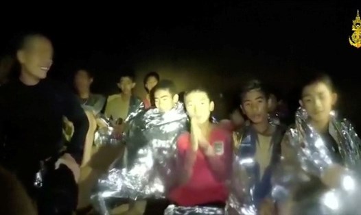 Đội bóng nhí Thái Lan mắc kẹt trong hang Tham Luang.
