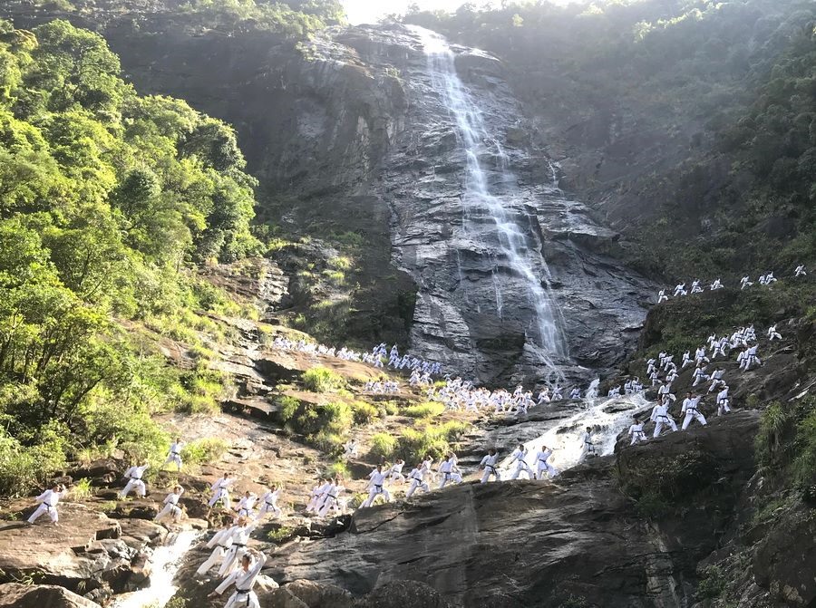 181 môn sinh Tân Huyên đai Karate “hành quân” lên ngọn Bạch Mã sơn múa quyền. Ảnh: Facebook võ sư Nguyễn Văn Dũng 