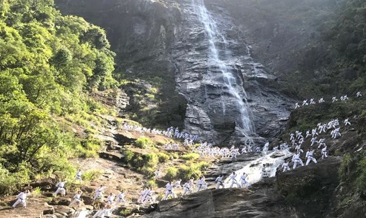 181 môn sinh Tân Huyên đai Karate “hành quân” lên ngọn Bạch Mã sơn múa quyền. Ảnh: Facebook võ sư Nguyễn Văn Dũng