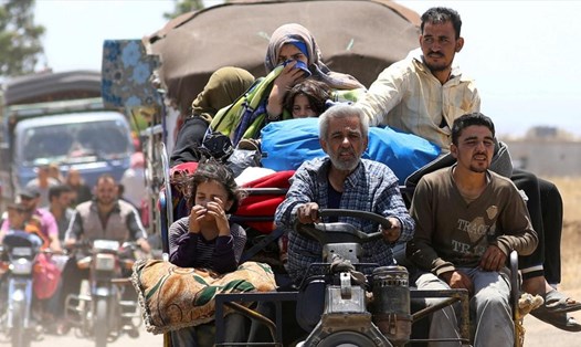 Người dân Syria tháo chạy từ Deraa đến Quneitra, gần Cao nguyên Golan do Israel chiếm đóng. Ảnh: Reuters