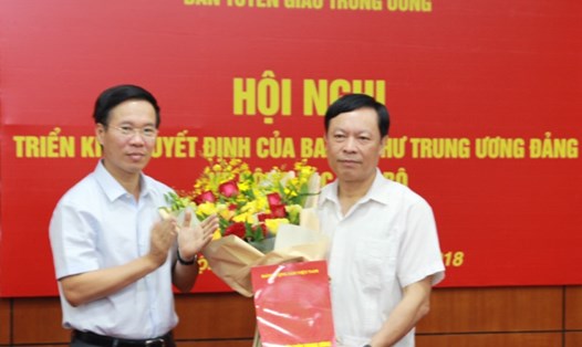 Đồng chí Võ Văn Thưởng trao quyết định và chúc mừng đồng chí Phạm Văn Linh. Ảnh Tuyengiao.vn