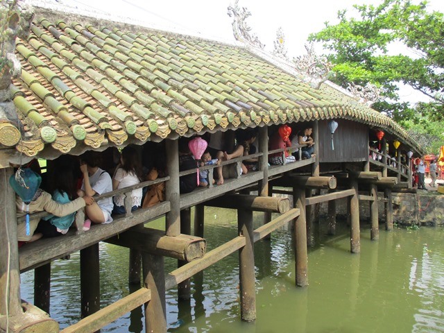 Cầu ngói Thanh Toàn xã Thủy Thanh thu hút rất đông khách du lịch đến tham quan