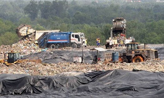 Công nghệ xử lý chôn lấp gây mùi hôi tại bãi rác Đa Phước. Ảnh: Zing