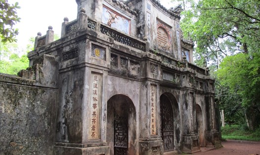 Chùa Từ Hiếu nằm ẩn mình sau một rừng thông rộng lớn, đây là ngôi chùa gắn liền với câu chuyện về tấm lòng hiếu đạo của người con với mẹ già và là ngôi chùa độc nhất hiện là nơi an nghỉ của các quan thái giám dưới triều đại nhà Nguyễn.