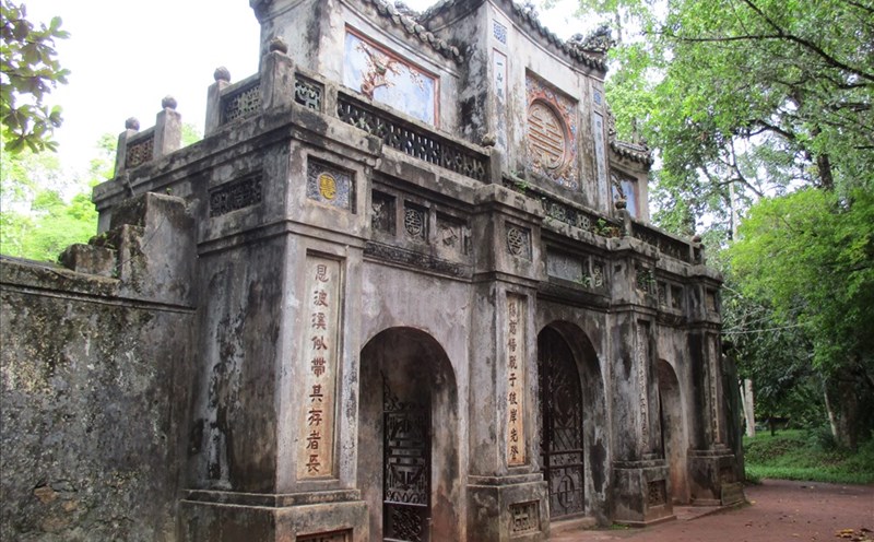 Chùa Từ Hiếu nằm ẩn mình sau một rừng thông rộng lớn, đây là ngôi chùa gắn liền với câu chuyện về tấm lòng hiếu đạo của người con với mẹ già và là ngôi chùa độc nhất hiện là nơi an nghỉ của các quan thái giám dưới triều đại nhà Nguyễn.