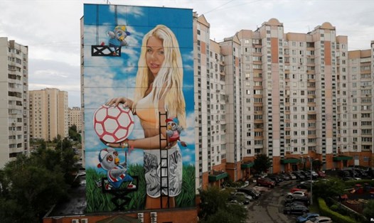 Hình ảnh cô Daria Panteleeva trên tòa nhà 12 tầng ở Mátxcơva. Ảnh: Reuters