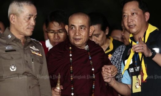 Nhà sư nổi tiếng Kruba Boonchum Yannasangwalo tới hang Tham Luang để cầu nguyện cho đội bóng Thái Lan. Ảnh: Bangkok Post. 