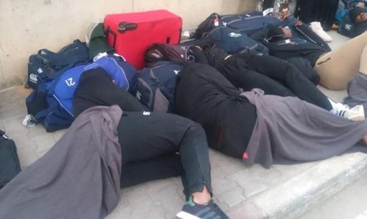 Đội bóng bầu dục Zimbabwe ngủ ngoài đường phố Tunisia để phản đối khách sạn được sắp xếp. Ảnh: CNN. 