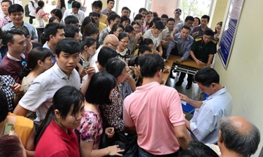 Nhiều năm nay, phụ huynh đều chen chân, xếp hàng để mua hồ sơ tuyển sinh vào Trường Lương Thế Vinh. Ảnh: Quỳnh Trang