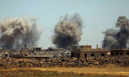 Khói bốc lên ở Daraa sau một cuộc không kích. Ảnh: Reuters