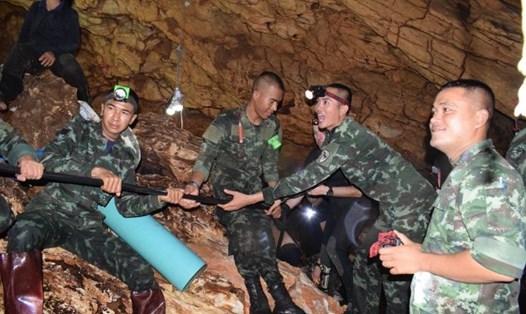 Lực lượng cứu hộ trong hang Tham Luang. Ảnh: Khaosod