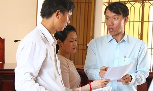 Giám đốc Trung tâm Tư vấn pháp luật công đoàn (LĐLĐ tỉnh Đồng Nai) tư vấn cho chị Nguyễn Thanh Uyển (giữa) tại phiên tòa xử tranh chấp lao động