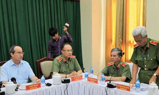 Thiếu tướng Phan Anh Minh báo cáo vụ án với Thành ủy, UBND TPHCM trong buổi họp báo chiều nay. Ảnh: Trường Sơn