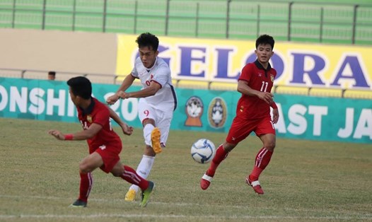 U19 Việt Nam (trắng) đánh bại đối thủ dưới cơ U19 Lào với tỉ số đậm 4-1. 