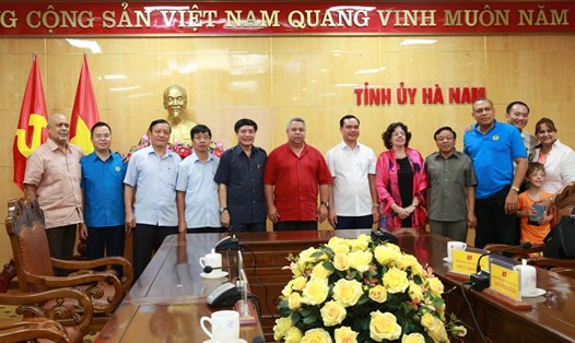 Đoàn chụp ảnh lưu niệm với lãnh đạo tỉnh Hà Nam. Ảnh: Hải Nguyễn. 