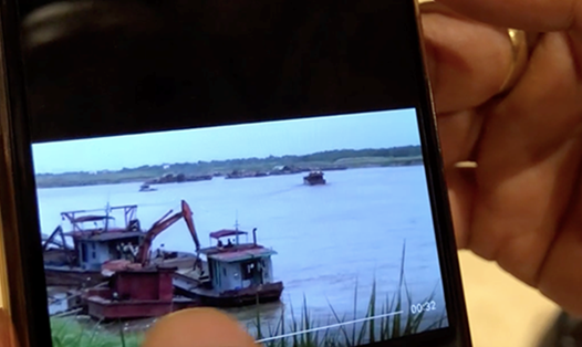Hình ảnh trong Clip cát tặc lộng hành gần tàu cảnh sát tại khu vực sông Hồng.