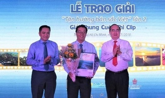 Nguyễn Minh Tân (giữa) được trao giải nhất về clip