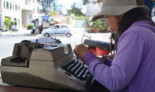 Chiếc máy đánh chữ cũ kỹ nhưng giúp bà nuôi sống gia đình mình nên dù thănng hay trầm, sự trân trọng dành cho nghề đối với bà vẫn chưa bao giờ thay đổi. Ảnh: Châu Tường