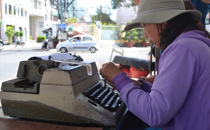 Chiếc máy đánh chữ cũ kỹ nhưng giúp bà nuôi sống gia đình mình nên dù thănng hay trầm, sự trân trọng dành cho nghề đối với bà vẫn chưa bao giờ thay đổi. Ảnh: Châu Tường