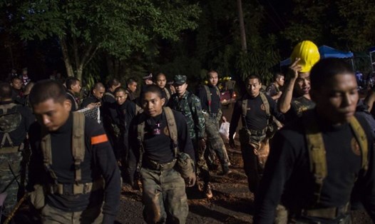 Lực lượng cứu hộ đang tìm cách giải cứu đội bóng Thái Lan. Ảnh: AFP