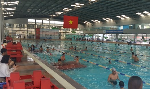 Bể bơi Tăng Bạt Hổ (quận Hai Bà Trưng, Hà Nội) luôn thu hút nhiều người đến bơi vào đầu giờ sáng và chiều trong những ngày nắng nóng hoành hành miền Bắc. Ảnh: P.V