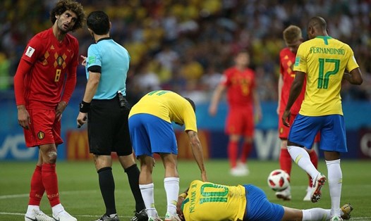 Pha nằm sân của Neymar ở trậnd đấu với Bỉ. Ảnh: Dailymail