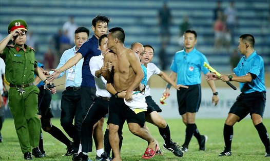CĐV Nam Định xuống sân đuổi trọng tài. Ảnh: Hải Anh 