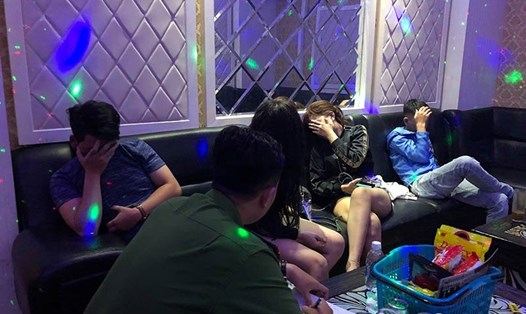 16 thanh niên nam nữ tổ chức tiệc ma túy trong 3 phòng karaoke