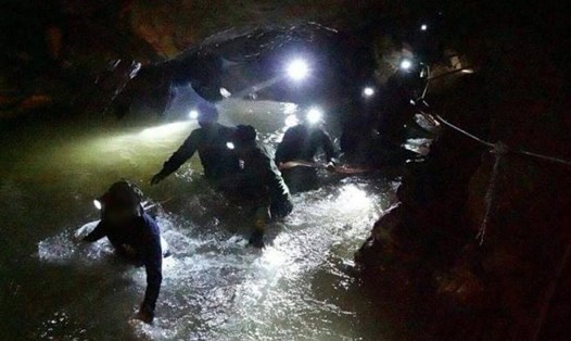 Các chuyên gia nhận định việc giải cứu đội bóng Thái Lan phức tạp hơn nhiều so với vụ 33 thợ mỏ Chile. Ảnh: The Nation. 