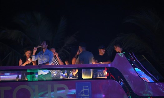 Luis Fonsi  (áo đen, mũ đen) ngồi trên xe riêng xem biểu diễn