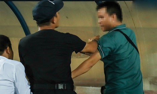 Phóng viên bị hành hung ở sân Thiên Trường. Ảnh: Trọng Tùng 