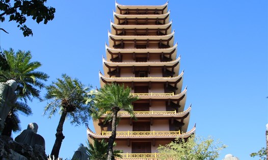 Bảo tháp 12 tầng ở chùa Thiên Hưng. Ảnh: Đ.Phùng