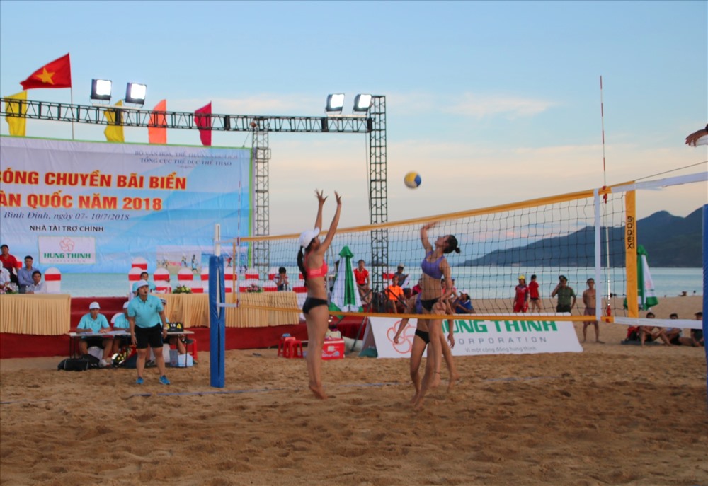 Một pha bóng giữa đội nữ Sanest Sanna Khánh Hòa và nữ TP Hồ Chí Minh. Ảnh: Đ.Phùng