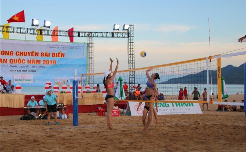 Một pha bóng giữa đội nữ Sanest Sanna Khánh Hòa và nữ TP Hồ Chí Minh. Ảnh: Đ.Phùng