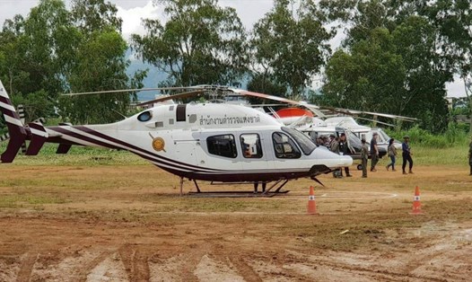 Trực thăng cứu hộ ứng trực sẵn sàng ở địa điểm cách cửa hang Tham Luang 5km. Ảnh: Khaosod