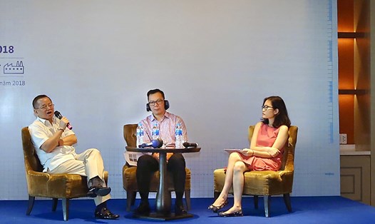Đại diện một doanh nghiệp Việt Nam (trái) chia sẻ quá trình tìm kiếm trí tuệ nhân tạo để ứng dụng vào lĩnh vực nuôi trồng và chế biến thủy sản.