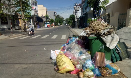Hơn 800 tấn rác bị ùn ứ ở thành phố Quảng Ngãi bắt đầu bốc mùi hôi thối. Ảnh: T.H