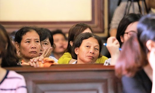 Trước những lời khai lạnh lùng của Nguyễn Hữu Tình, người nhà nạn nhân khóc nghẹn. Ảnh: Trường Sơn