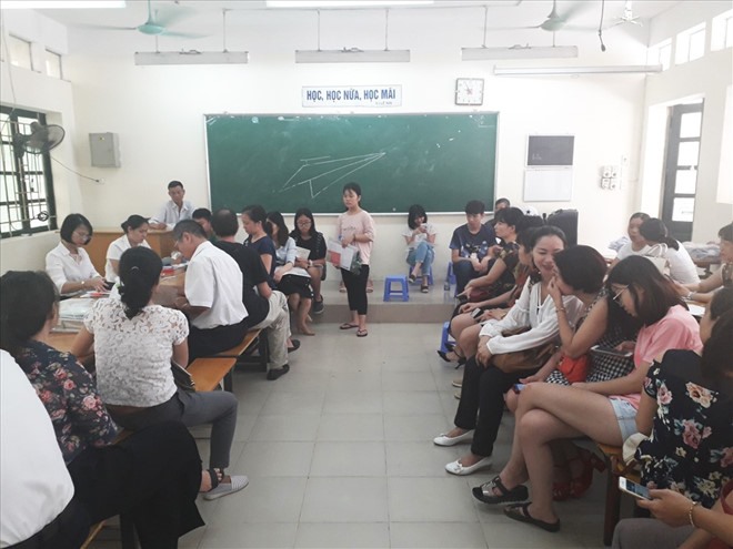 Phụ huynh chờ rút hồ sơ tại Trường THCS-THPT Lương Thế Vinh. Ảnh: Thế Anh - Đặng Chung