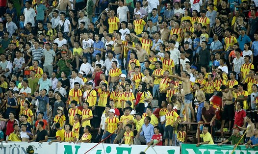 CĐV Nam Định trong trận đấu ở vòng 18 V.League. Ảnh: H.A 