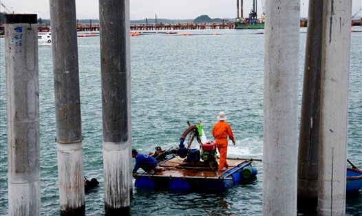 Thợ lặn tham gia khai quật tàu cổ tại vùng biển Dung Quất chiều 9.7. Ảnh: LVC
