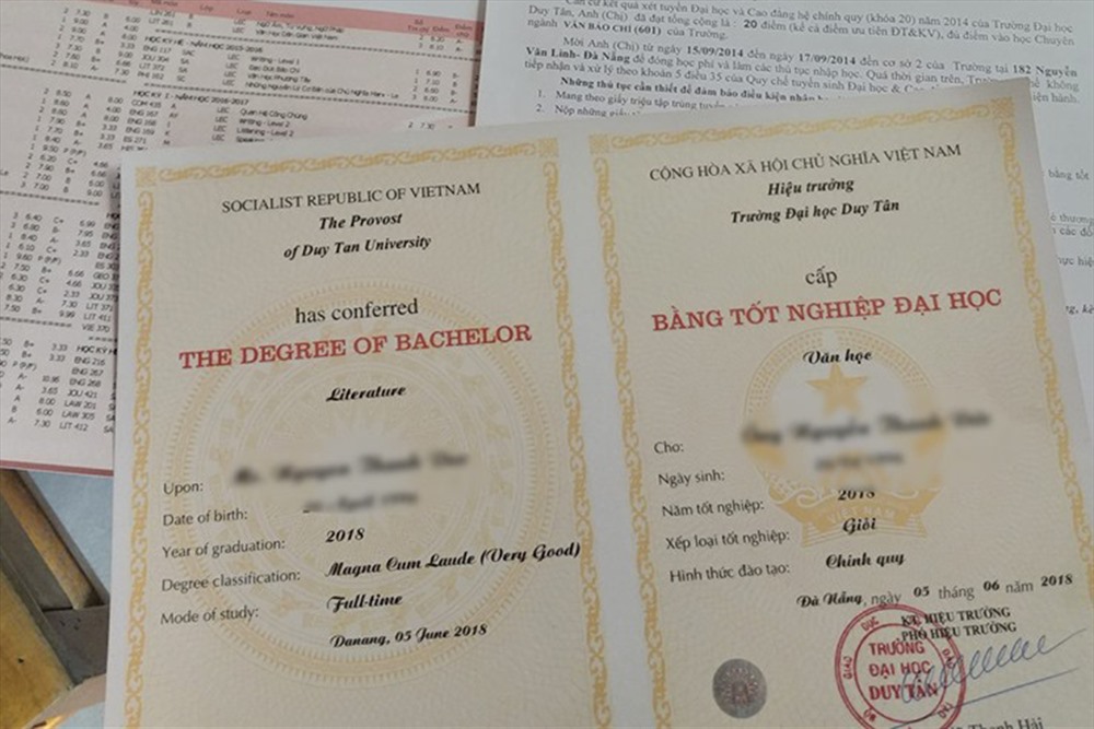 Tấm bằng cử nhân Văn học khiến nhiều sinh viên Đại học Duy Tân dở khóc dở cười sau 4 năm học. Ảnh: PV