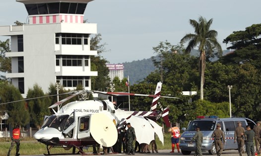 Trực thăng của cảnh sát hoàng gia Thái Lan đưa thành viên đội bóng đến sân bay quân sự ở Chiang Rai ngày 9.7. Ảnh: Bangkok Post